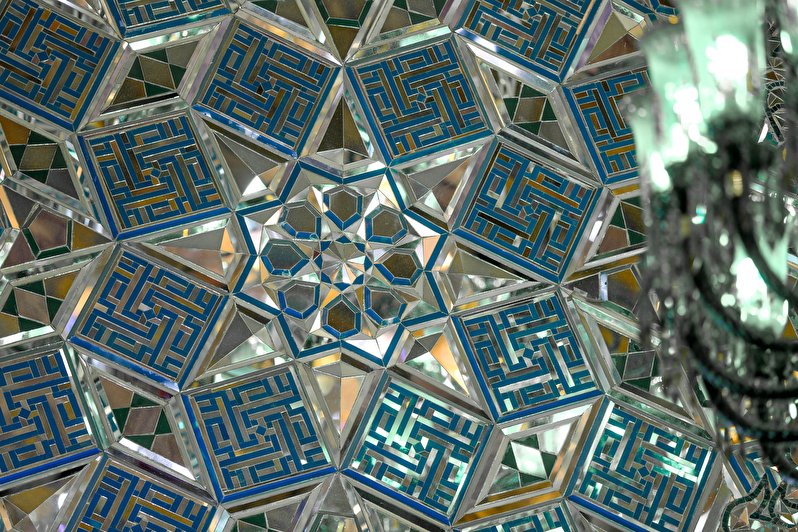 نمایی از آینه کاری صحن حضرت زهراء در نجف اشرف