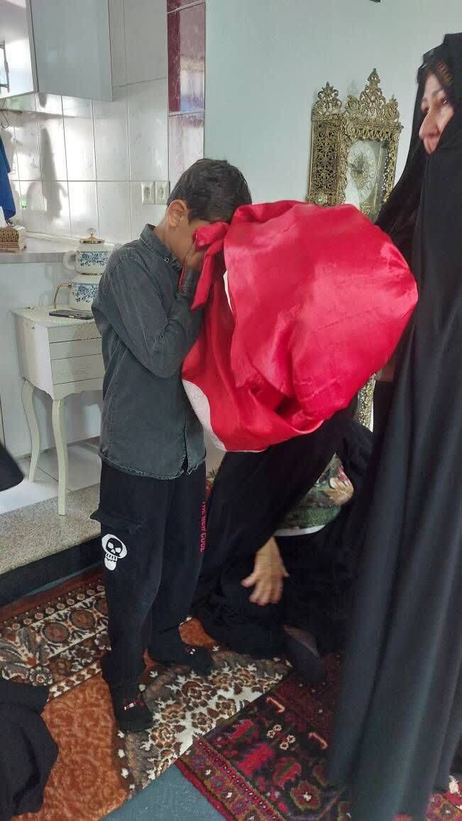 دیدار خادمان ستاد توسعه و بازسازی عتبات عالیات شهرستان نقده با خانواده شهید عادلی از شهدای تجاوز رژیم صهیونیستی