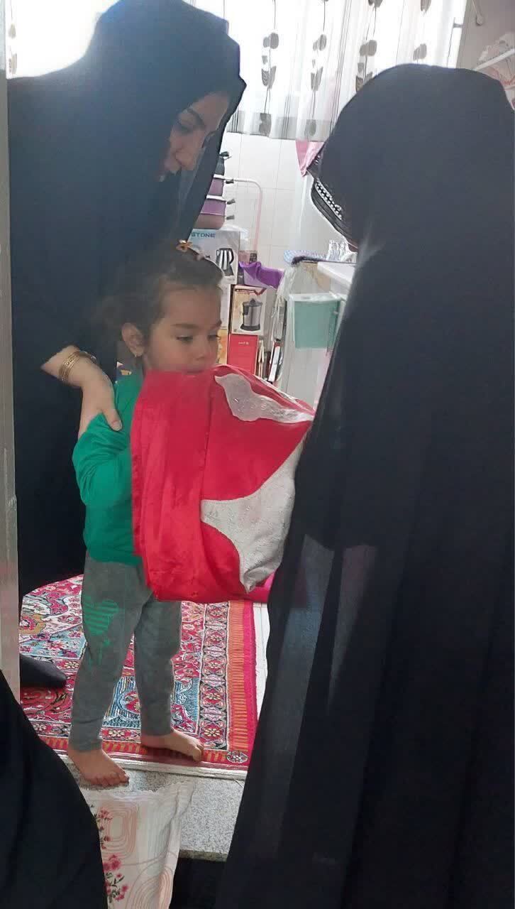 دیدار خادمان ستاد توسعه و بازسازی عتبات عالیات شهرستان نقده با خانواده شهید عادلی از شهدای تجاوز رژیم صهیونیستی