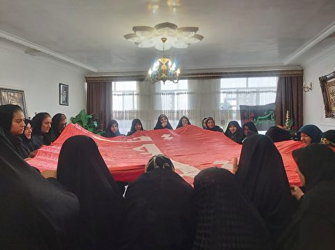 دعوت پرچم متبرک حرم مطهر امام حسین  علیه السلام و خادمان ستاد توسعه و بازسازی عتبات عالیات شهرستان ارومیه به روضه خانگی