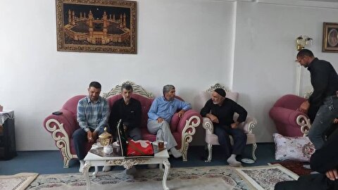 دیدار خادمان ستاد توسعه و بازسازی عتبات عالیات شهرستان نقده با خانواده شهید عادلی از شهدای تجاوز رژیم صهیونیستی