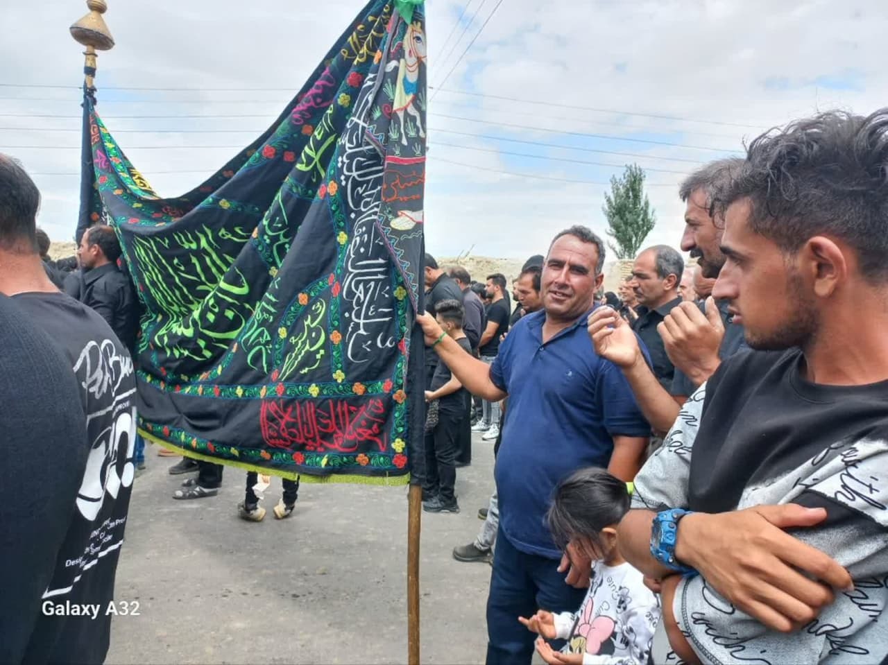 عزاداران حسینی روستای کنگرلوی شهرستان سلماس، میزبان پرچم حرم مطهر حضرت سیدالشهداء علیه‌السلام و خادمان ستاد توسعه و بازسازی عتبات عالیات شهرستان سلماس