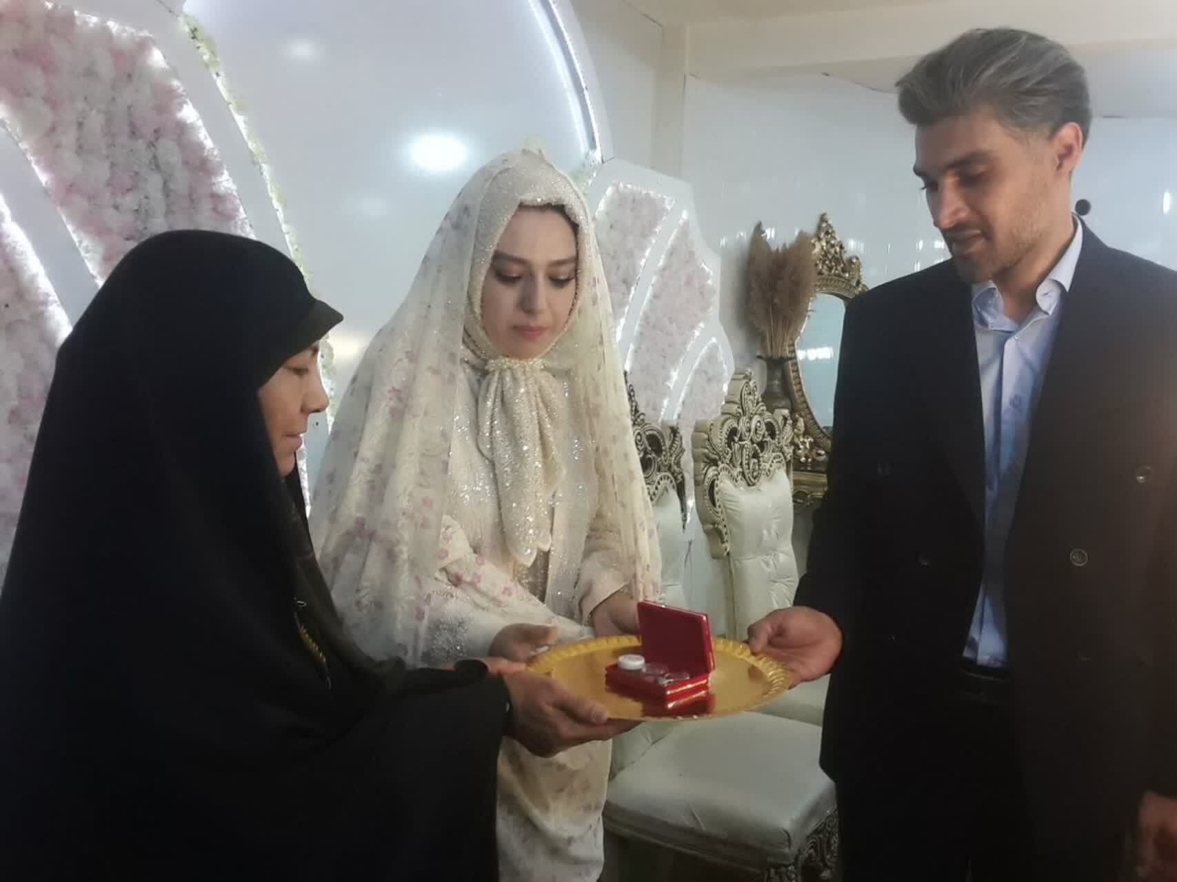 دعوت پرچم متبرک حرم مطهر امام حسین علیه‌ السلام و خادمان ستاد توسعه و بازسازی عتبات عالیات شهرستان ارومیه به مجلس عقد دو نفر از بسیجیان