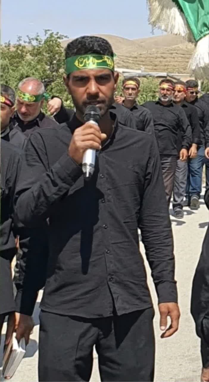 حضور خادمان ستاد توسعه و بازسازی عتبات عالیات شهرستان ارومیه، به همراه پرچم متبرک حرم مطهر امام حسین علیه السلام، بر سر مزار شهید والامقام اکبر فطین