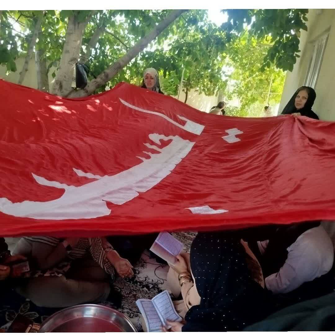دعوت پرچم متبرک حرم امام حسین علیه السلام به مجلس بانوان در روستای ایوبلو شهرستان ارومیه
