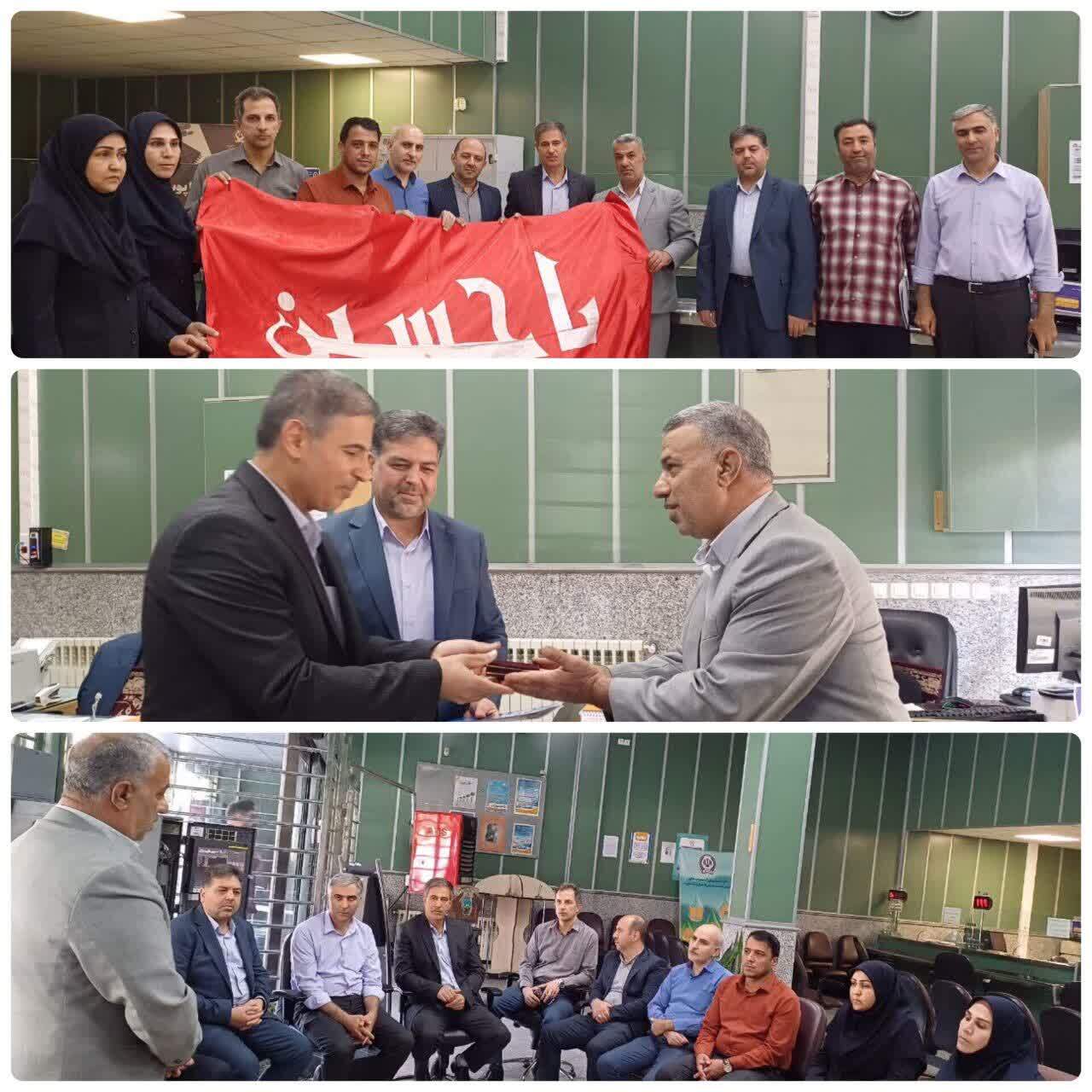 حضور رئیس و خادمان ستاد توسعه و بازسازی عتبات عالیات شهرستان سلماس، به همراه پرچم متبرک حرم مطهر حضرت ابا عبدالله الحسین علیه السلام، در بانک سپه شعبه میدان توحید شهر سلماس